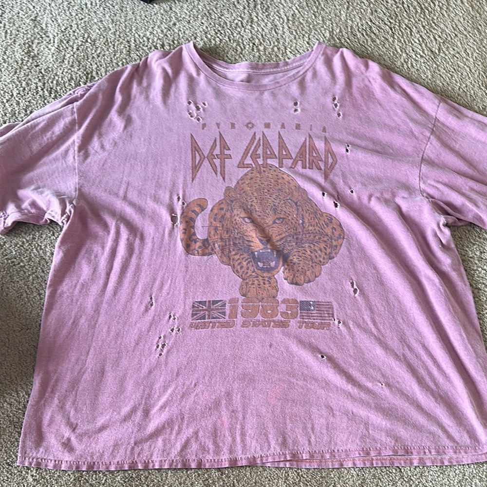 Urban Outfitters Def Leppard distressed Graphic Tee - Pink